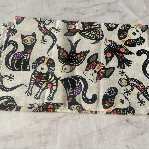 Bundle of 2 Sugar Skull Fabric Fat Quarters - Picture 2 of 3